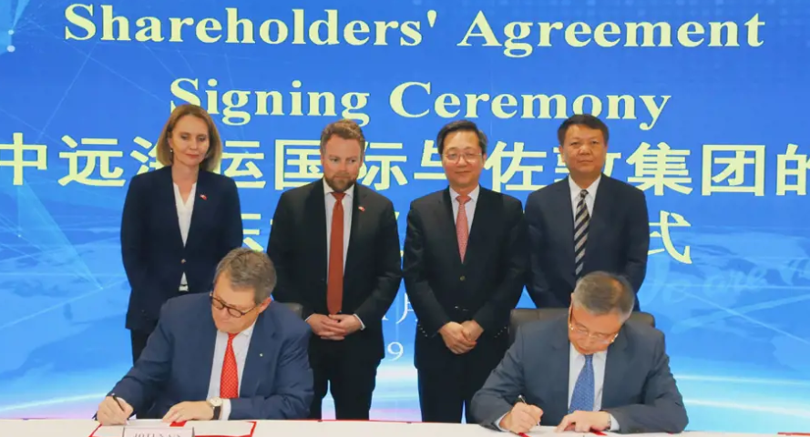 从左至右依次为:挪威驻华大使Signe Brudeset女士、、挪威商业和工业大臣torbjrn re Isaksen先生、、中国远洋运输集团董事长许立荣先生、、中远集团董事兼总裁朱建辉先生